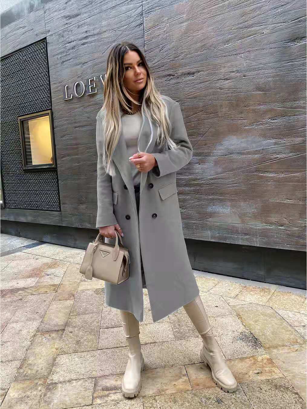 Manteau élégant pour femme avec boutons pour l'hiver