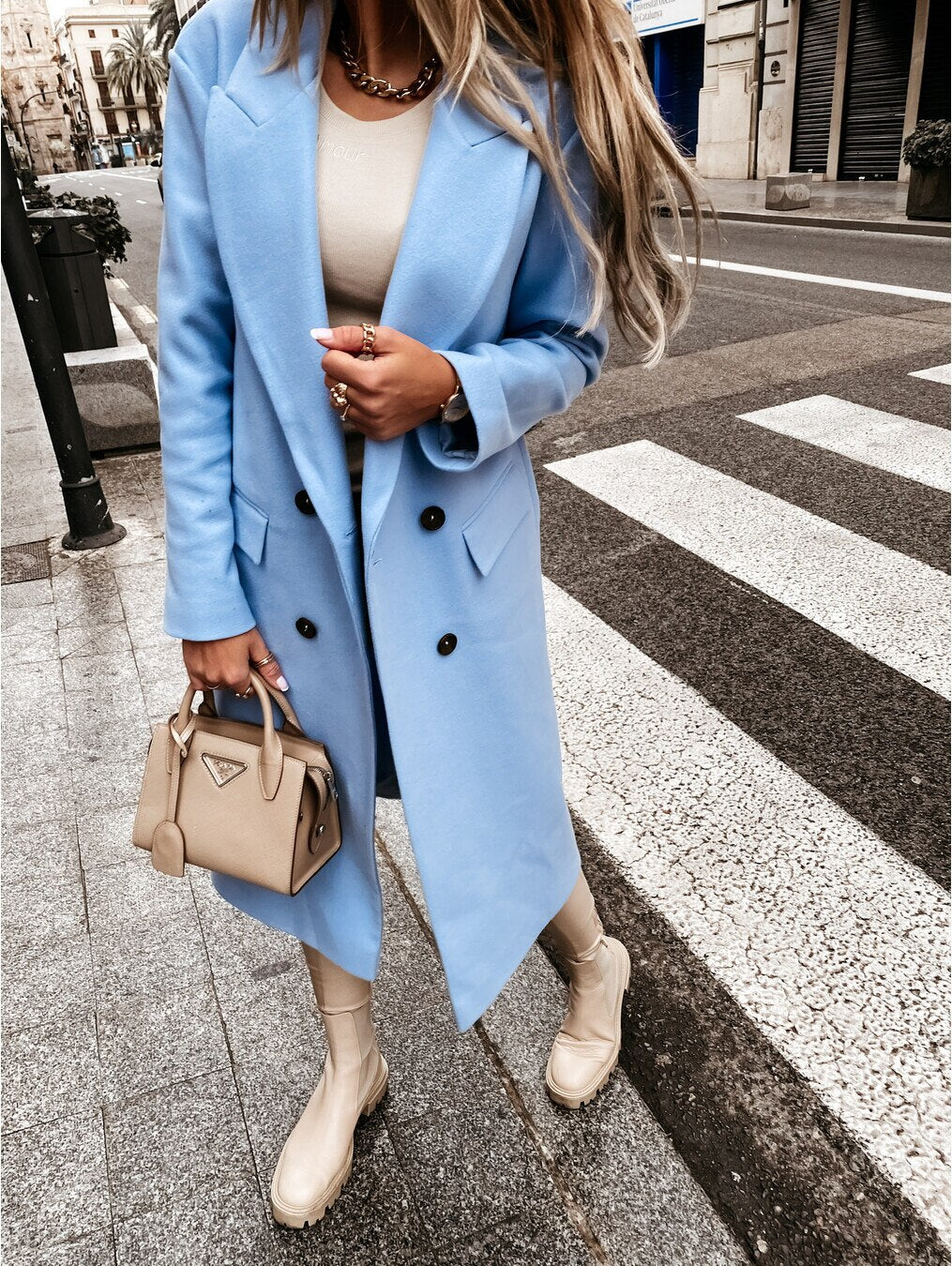 Manteau élégant pour femme avec boutons pour l'hiver